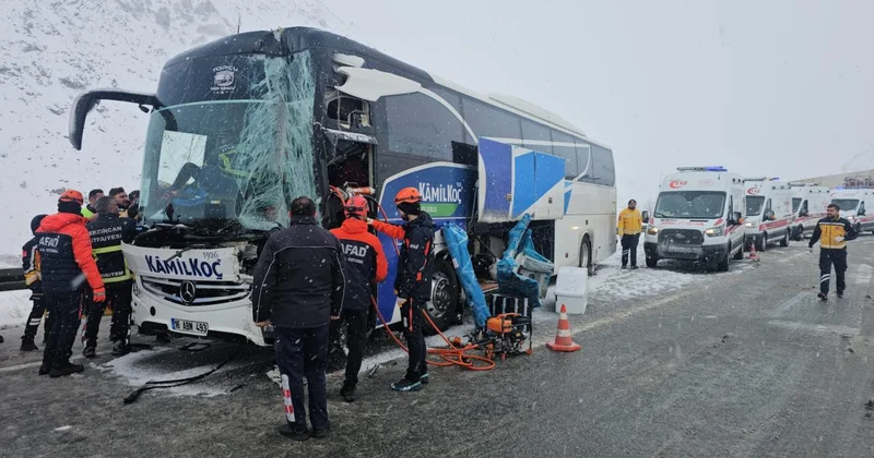 Erzincan da yolcu otobüsü tıra çarptı