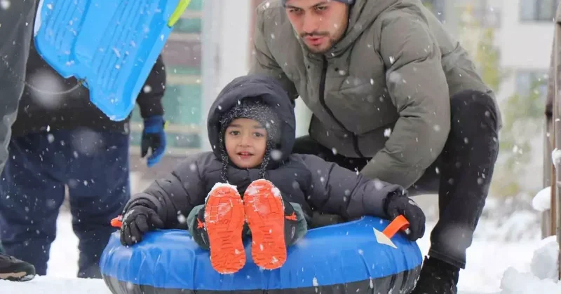 Bolu’da kar yağışının tadını çocuklar çıkardı: Parklar kayak pistine döndü