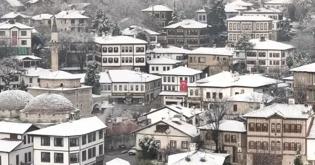Safranbolu da tarihi konaklar karla kaplandı VİDEO İZLE
