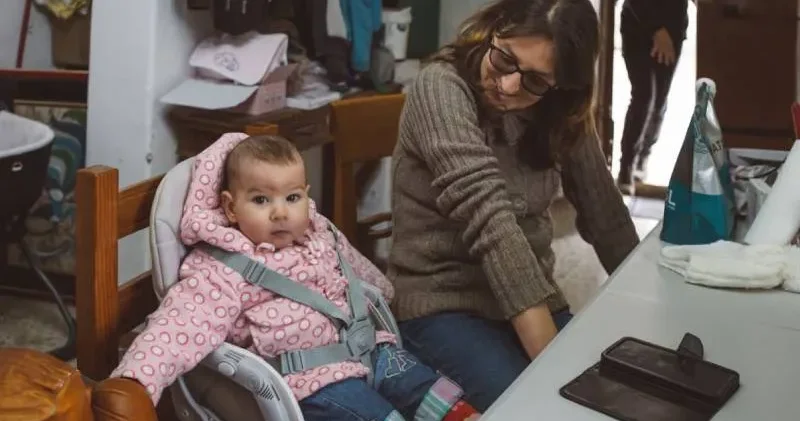 30 yıl sonra ilk kez bir bebek dünyaya geldi; köye ziyaretçi akını oldu, vaftiz törenine kediler bile katıldı!
