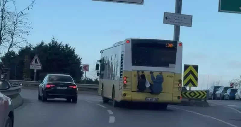 Beykoz da otobüsün arkasında tehlikeli yolculuk