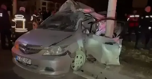 Malatya da otomobil trambüs direğine çarptı VİDEO İZLE