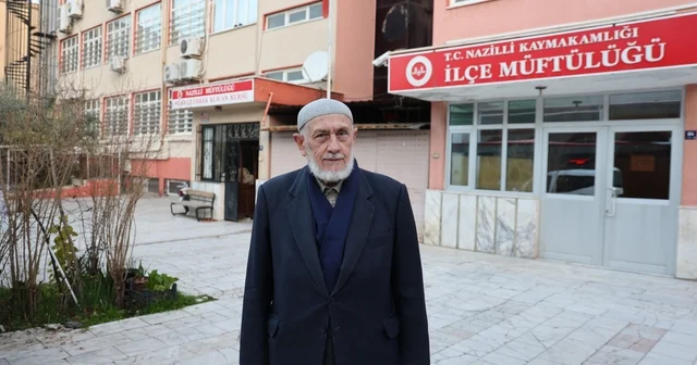 Ahmet Dede nin Nazilli Koca Cami avlusuna sığan 63 yıllık ömrü 35 yıl görevli olarak 20 yıldır da gönüllü olarak vazife yapıyor Aydın Haberleri