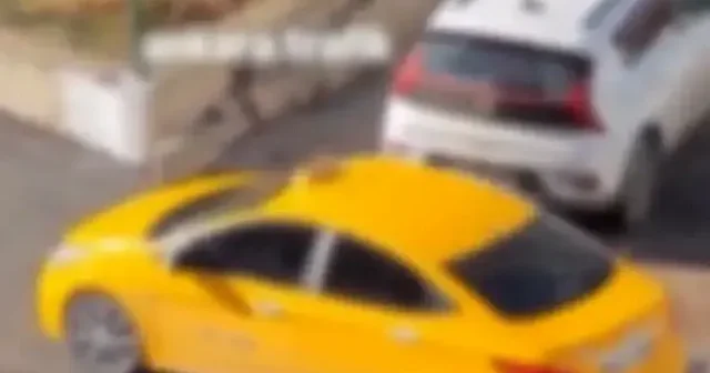 Ankara da otopark çıkışında gerginlik: Sürücünün taksici ile zor anları kamerada VİDEO İZLE