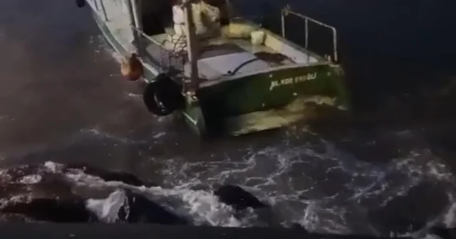 Dalgalarla savrulan balıkçı teknesinin kurtarılma anları ortaya çıktı Zonguldak Haberleri