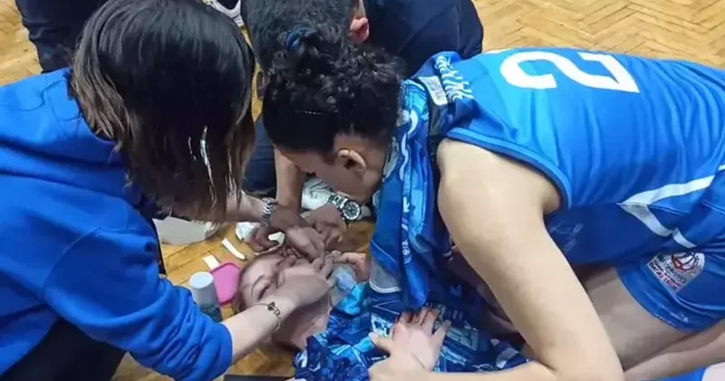 Mersin de kadınlar basketbol maçında oyuncular arasında kavga çıktı