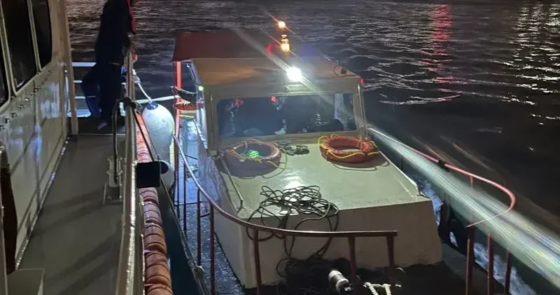 İstanbul Boğazı nda makine arızası nedeniyle sürüklenen tekne kurtarıldı