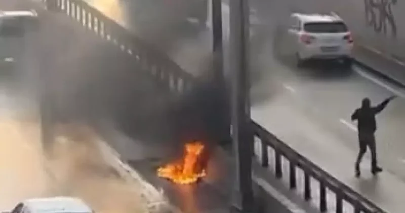 Beylikdüzü D 100 Otoyolu nda motosiklet alev alev yandı