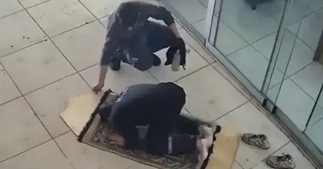 Mesai arkadaşından izleyenleri duygulandıran hareket: Yanlış yöndeki kıbleyi hassasiyetle düzeltti VİDEO İZLE