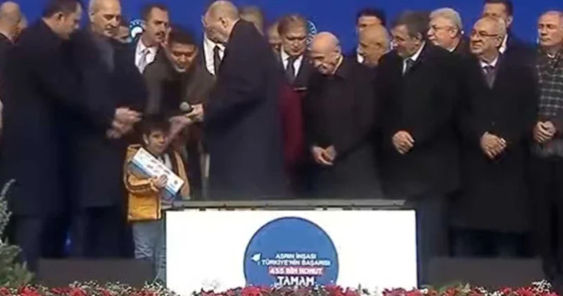 Erdoğan ın elini böyle öptüler! Anahtar teslim töreninde dikkat çeken anlar