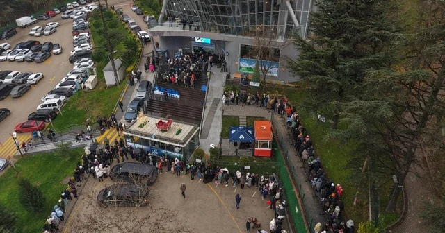 Uludağ a teleferikle çıkmak isteyenler kuyruk oluşturdu Bursa Haberleri