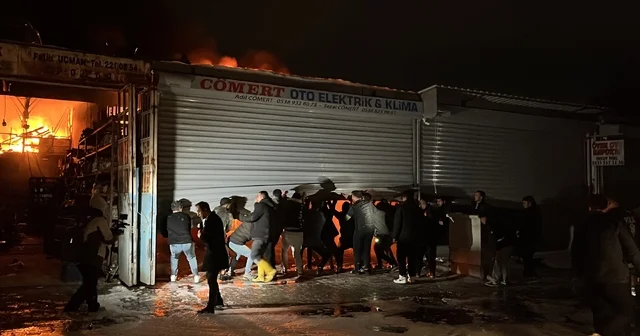 Alevlere teslim olan iş yerlerindeki araçları kurtarmak için zamanla yarıştılar Hatay Haberleri