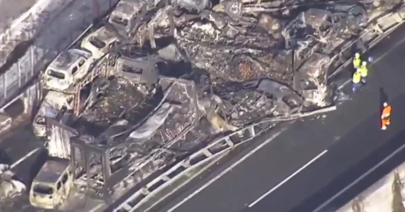 Zincirleme kazada 50 den fazla araç birbirine girdi: 1 kişi öldü 25 kişi yaralandı Sözcü Gazetesi