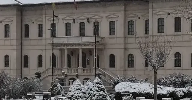 Sivas’ta beklenen kar geldi: Tarihi Kent Meydanı beyaza büründü VİDEO İZLE