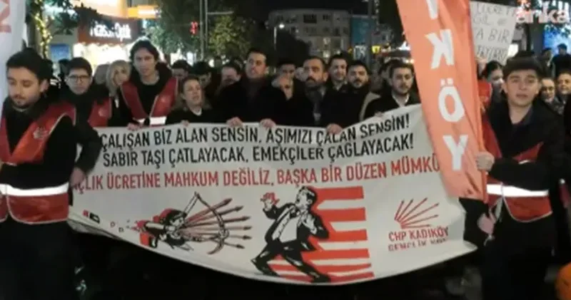 CHP Kadıköy Gençlik Kolları, Kadıköy’de asgari ücreti protesto etti: Asgari ücret sadaka değil, haktır