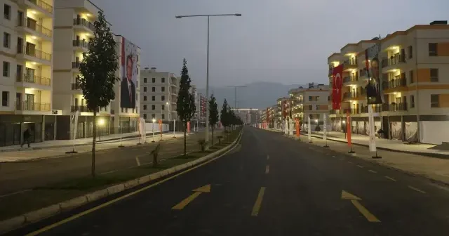 Depremde tamamen yıkılan emek mahallesi yeniden hayat buldu: Devletimizin gücü burada net şekilde görülüyor VİDEO İZLE