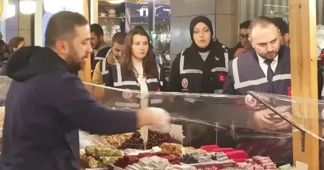 İstanbul’da yılbaşı öncesi fahiş fiyat denetimi: Bakanlık personelleri fırsatçılığa göz açtırmadı VİDEO İZLE