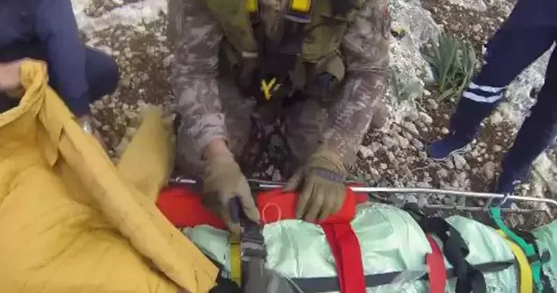 Dağlık alanda mahsur kalan vatandaş, askeri helikopterle hastaneye ulaştırıldı