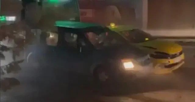Kazada sinirlenen sürücü ortalığı savaş alanına çevirdi: Aracıyla insanların üzerine sürdü VİDEO İZLE