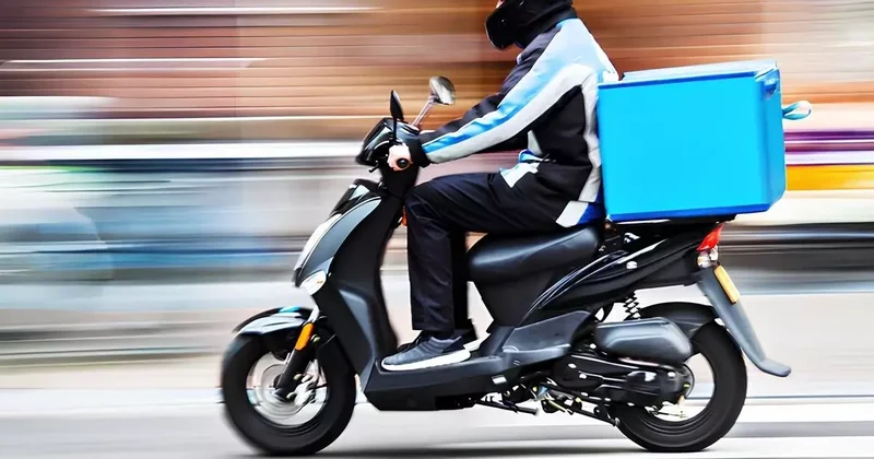 Kurye sipariş getirdiği binaya tuvaletini yaptı