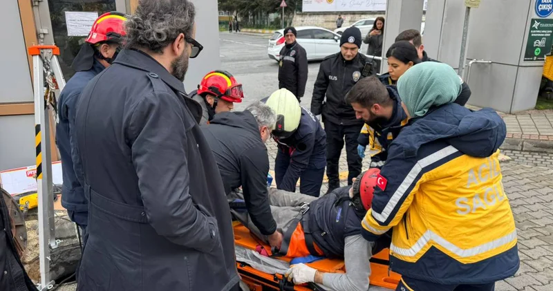 Beylikdüzü nde dengesini kaybeden işçi rögara düştü!
