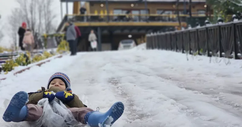 Zonguldak ta çocuklar karda kayarak eğlendi
