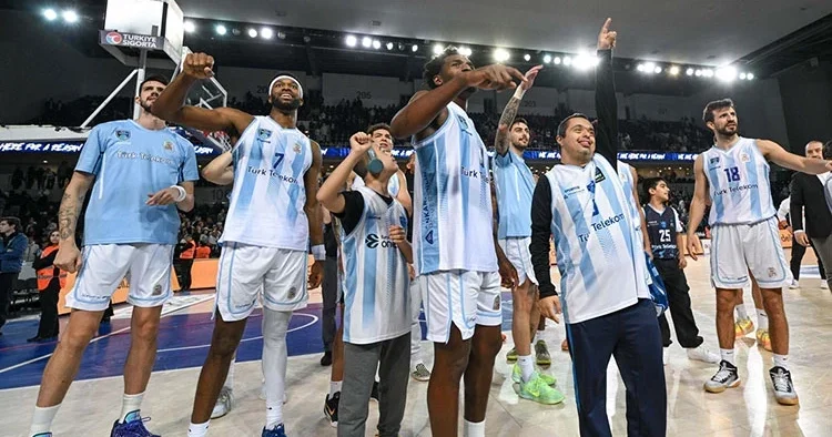 Türk Telekom, Anadolu Efes i evinde devirdi!