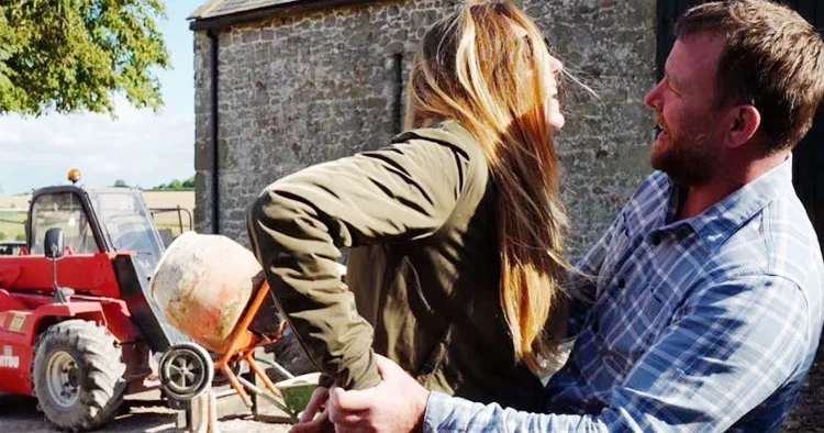 Eski karısından kurtardığı muhteşem evinde yeni karısıyla mutlu, mesut yaşıyor! Bir görseniz buranın havası mis gibi!