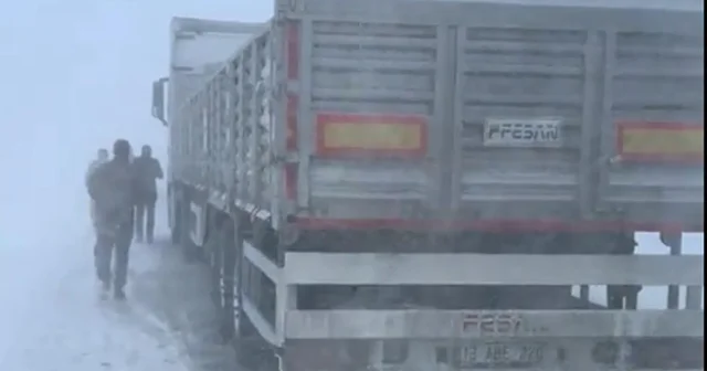 Tendürek Geçidi nde ulaşım durma noktasına geldi Ağrı Haberleri