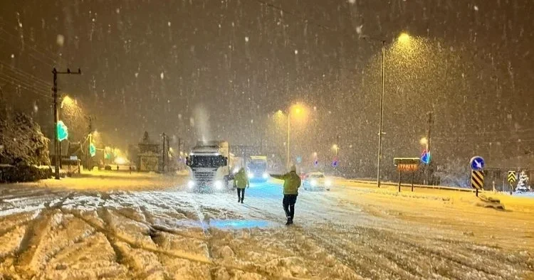 İçişleri Bakanlığı ndan yeni uyarı... Bolu Dağı’nda ağır araçlara geçiş yasağı, bazı yollar ise kapanma noktasına geldi