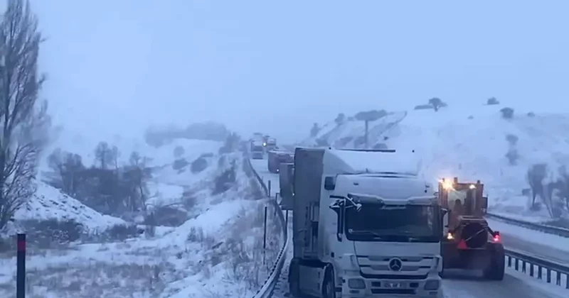 Aşkale tepebaşı mevkiinde kayan tırlar yolu kapattı