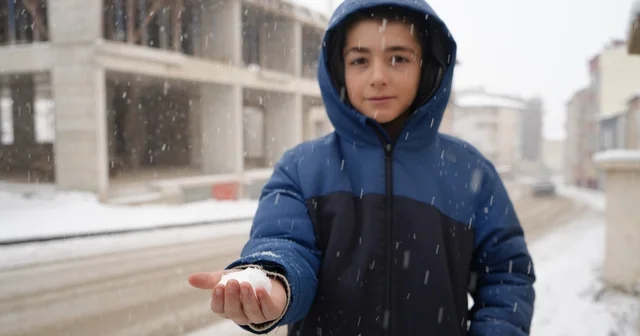 Bayburt güne kar yağışıyla uyandı: Kent beyaza büründü Bayburt Haberleri