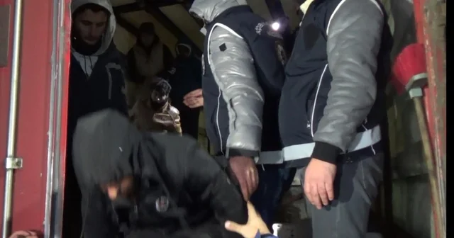 Gümrük mühürlü TIR da 23 düzensiz göçmen yakalandı Erzurum Haberleri