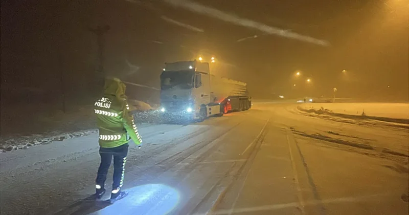 Kar yağışı ulaşımı aksattı! D 100 kara yolunda ağır tonajlı araçlara geçiş yasağı