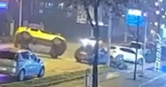 Çarpmamak için manevra yapan taksi yan yattı VİDEO İZLE