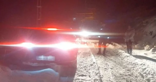 Kayseri de kar yağışı sonrası otomobilde mahsur kalan 2 kişi kurtarıldı Kayseri Haberleri