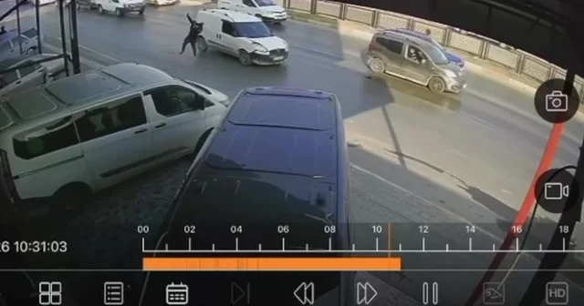 Hafif ticari araç yayaya çarptı: O anlar kamerada Adana Haberleri
