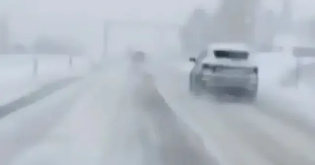 Kar yağışı yüzünden zor anlar yaşayan sürücülerin imdadına yol yardım ekipleri yetişti VİDEO İZLE