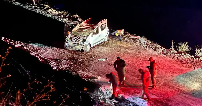 Buzlanan yolda hafif ticari araç şarampole yuvarlandı: 1’i ağır 2 yaralı