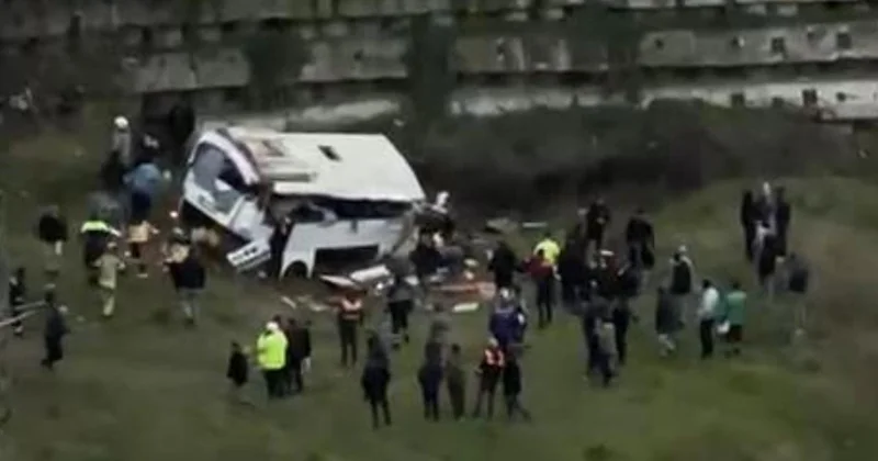 Esenyurt ta servis midibüsü devrildi