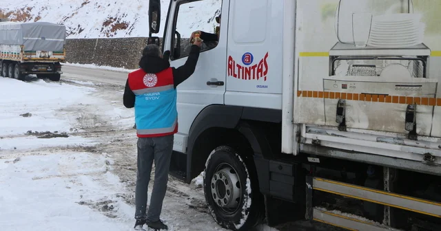Karlıova da araç sürücülerine yiyecek ve içecek ikramı Bingöl Haberleri