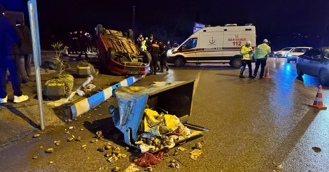 Polisten kaçan otomobilin sürücüsü, refüje çarptı; 3 yaralı Bartın Haberleri