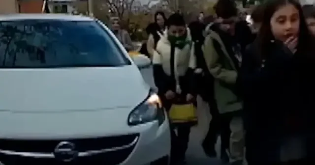 Bursa da okuldan çıkan çocukların üzerine araba sürdü VİDEO İZLE