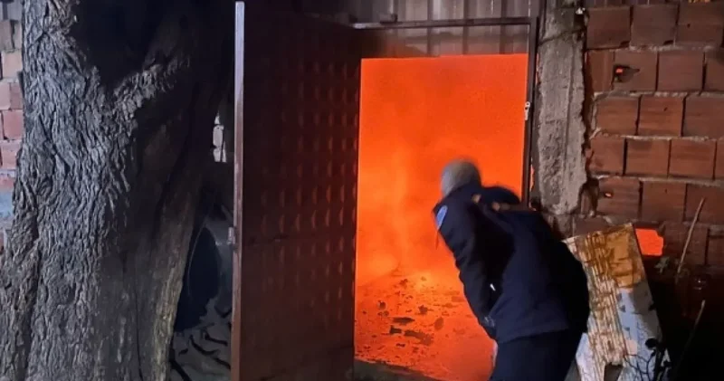 Bursa da marangoz atölyesinde yangın: Araçlara da sıçradı