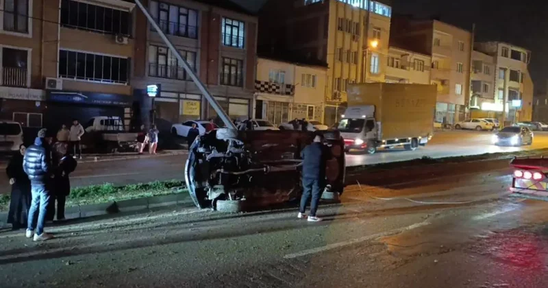 Kontrolden çıkan otomobil önce takla attı sonra direğe çaptı: 3 kişi yaralandı