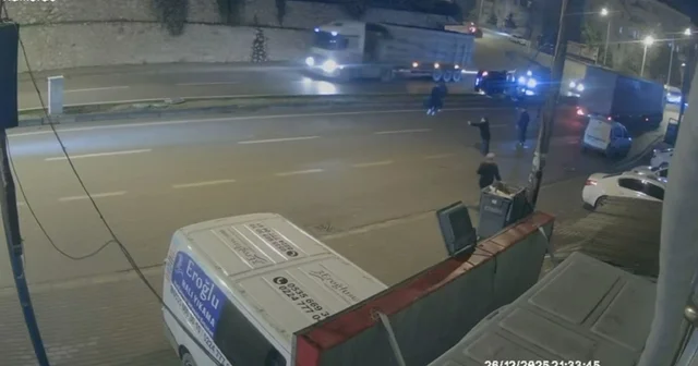 Takla atıp direğe çarpan otomobilin kaza anı kamerada: 3 yaralı İnegöl de feci kaza kameraya yansıdı: Otomobil takla attı, 3 kişi yaralandı Bursa Haberleri