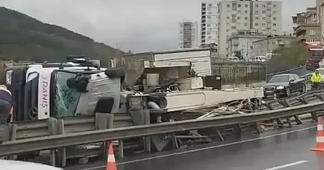 Maltepe’de beton pompası devrildi: Trafik felç oldu VİDEO İZLE