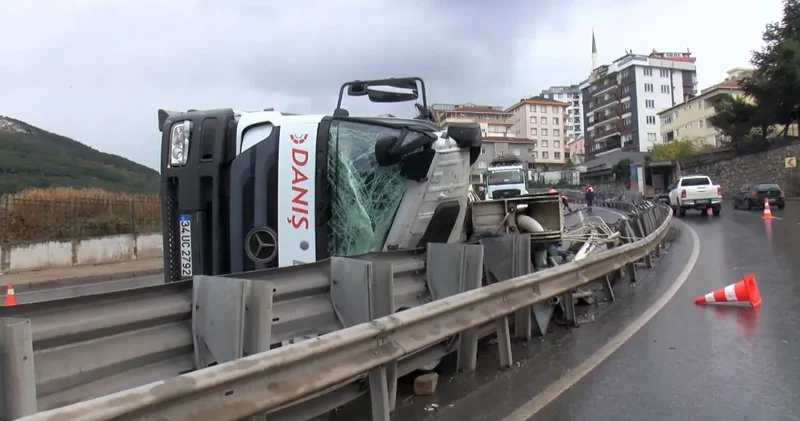 Maltepe’de beton pompası taşıyan kamyon devrildi