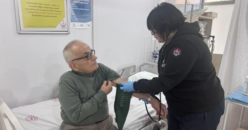 Kalbi 4 dakika durdu! 85 yaşındaki hasta kalp masajıyla hayata döndü Sağlık Haberleri