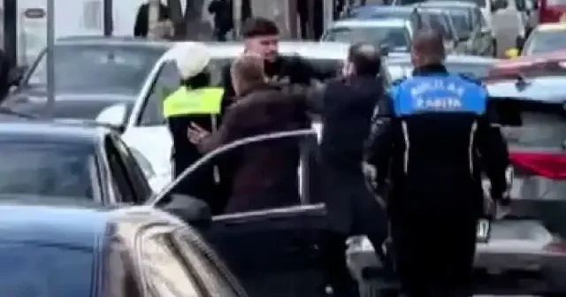 Avcılar da yol verme tartışması kavgaya döndü VİDEO İZLE